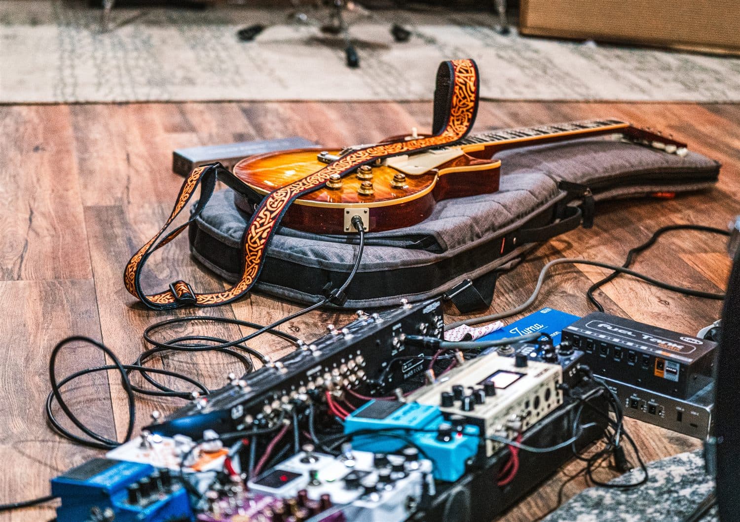 A Les Paul resting by the pedalboards